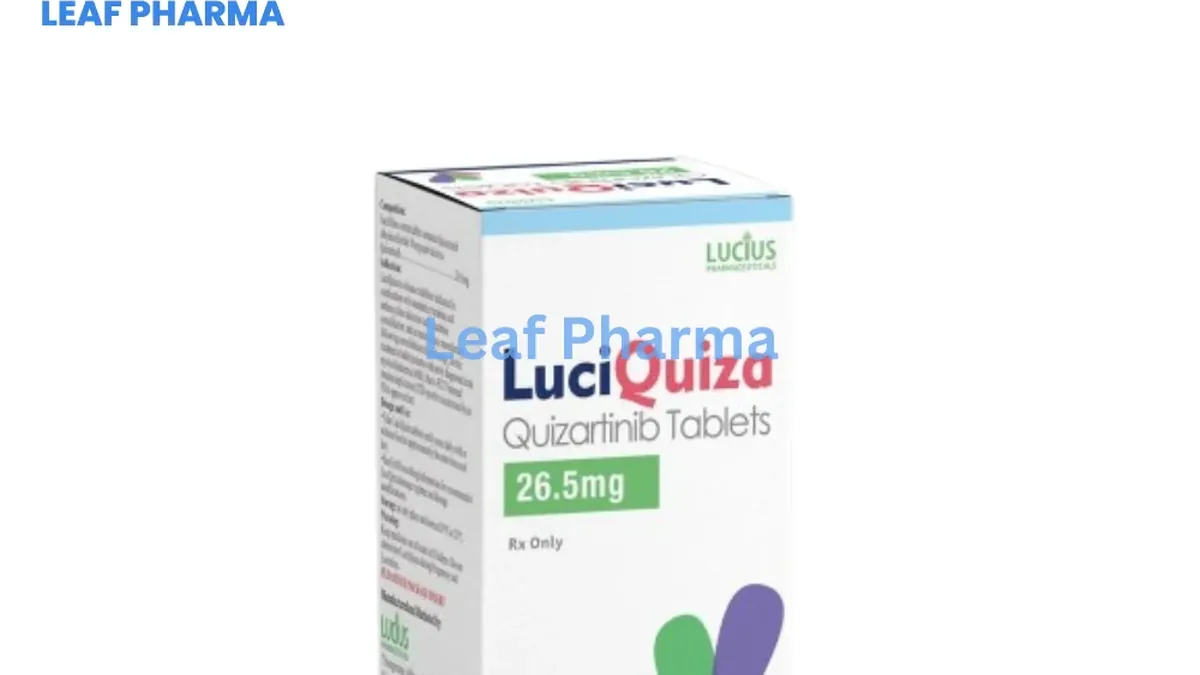 患者手持奎扎替尼26.5mg药盒,正在阅读说明书用法用量